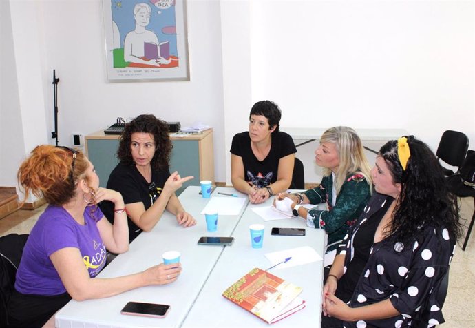 La coordinadora provincial de Izquierda Unida Málaga, Toni Morillas, en un encuenrto  con la Asociación de Afectadas por la Endometriosis Crónica