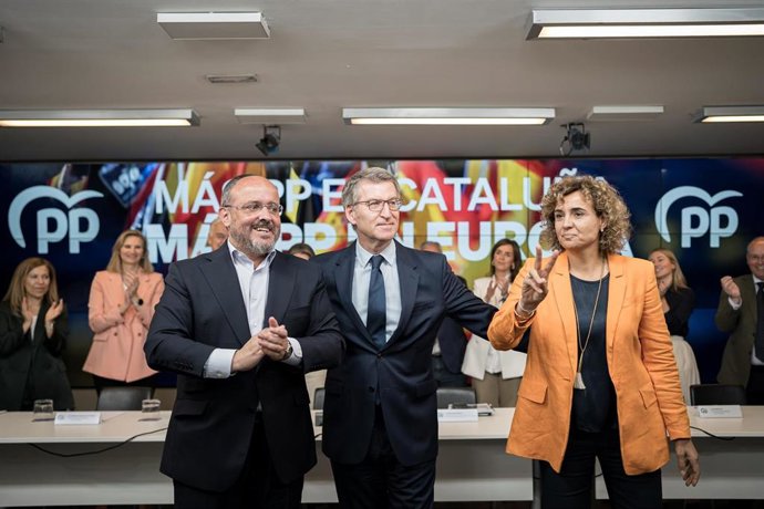 (I-D) El candidato del PP para las elecciones catalanas, Alejandro Fernández, el presidente del PP, Alberto Núñez Feijóo, y la candidata del PP a las elecciones europeas, Dolors Montserrat, durante la reunión del Comité Ejecutivo Nacional, en la sede de