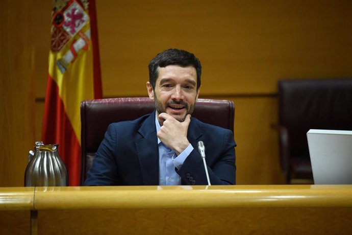 El ministro de Derechos Sociales, Consumo y Agenda 2030, Pablo Bustinduy, comparece ante la Comisión de Derechos Sociales, Consumo y Agenda 2030, en el Senado, a 9 de mayo de 2024, en Madrid (España). 