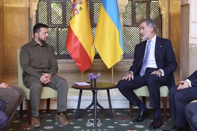Archivo - El  Rey Felipe VI se reúne con el presidente de Ucrania, Volodimir Zelenski, en la Alhambra durante la cumbre de la Comunidad Política Europea