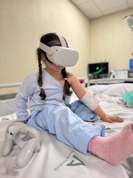 El Hospital Santa Ana de Motril (Granada) es uno de los últimos centros hospitalarios andaluces que ha adquirido gafas de realidad virtual para mejorar la atención que se presta al paciente pediátrico quirúrgico.