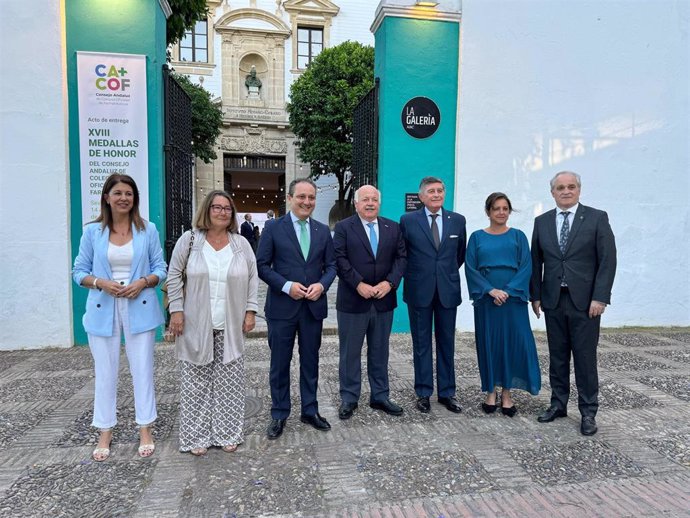 Acto de entrega de la Medalla de Honor del Consejo Andaluz de Colegios Oficiales de Farmacéuticos a Manuel Pérez.