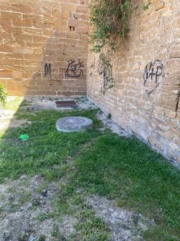 Pintadas sobre las murallas medievales de Alcúdia.