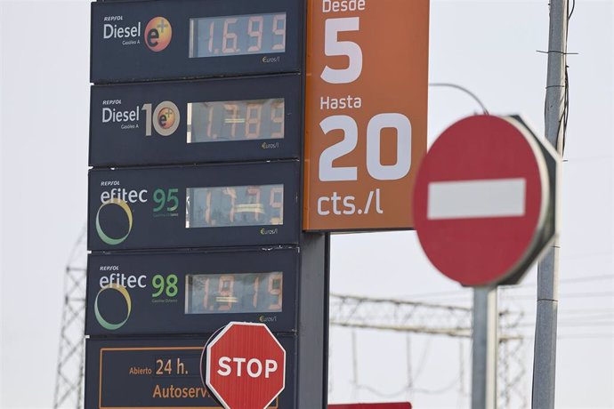 Archivo - Precios de los carburantes en una gasolinera.