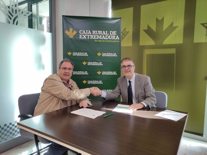 El presidente del Cáceres CB y el director territorial de Caja Rural de Extremadura tras la firma