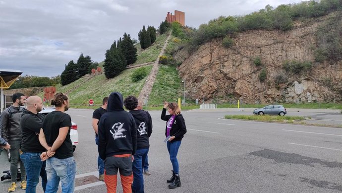 Integrantes de Revolta Pagesa atienden a los periodistas en la convocatoria de cortes fronterizos para el 3 de junio