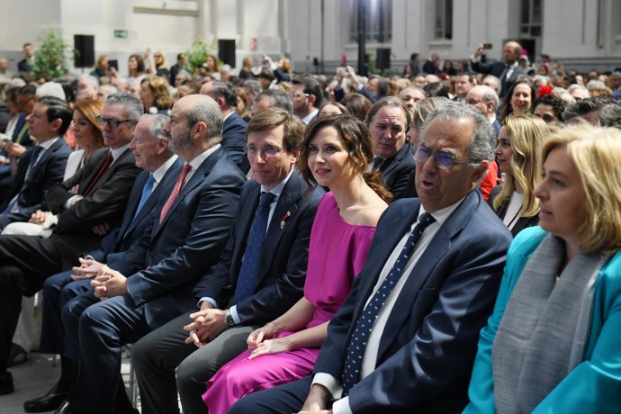 (I-D) La exalcaldesa de Madrid Ana Botella; el exalcalde de Madrid Alberto Ruiz-Gallardón; el exalcalde de Madrid José María Álvarez del Manzano; el presidente del Senado, Pedro Rollán; el alcalde de Madrid, José Luis Martínez-Almeida; la presidenta de 