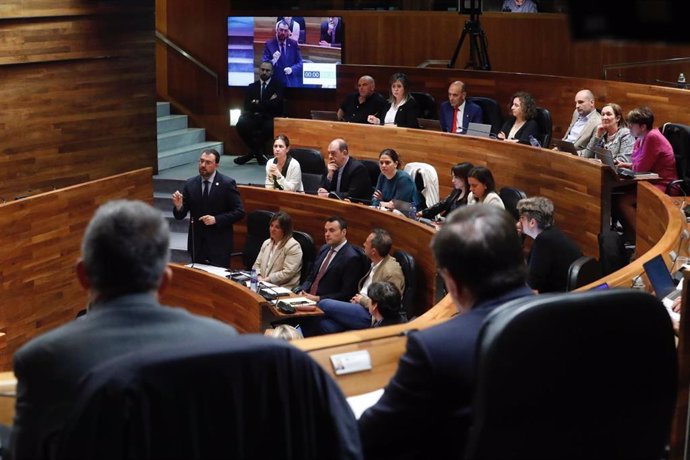 El presidente del Principado de Asturias, Adrián Barbón, interviene en el pleno de la Junta General.