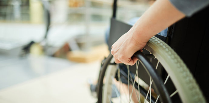 Una persona en silla de ruedas. 