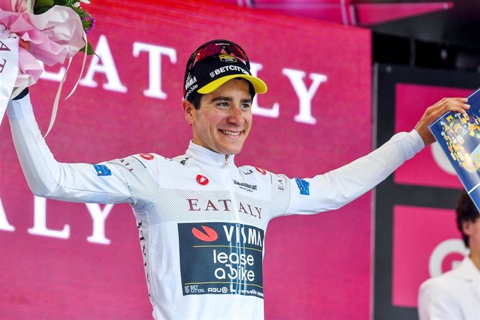 Cian Uijtdebroeks de Visma arrienda una bicicleta con maillot blanco durante el Giro de Italia 2024, Giro de Italia, Etapa 3, Novara - Fossano el 6 de mayo de 2024 en Fossano, Italia - Foto Andrea Amato / LiveMedia / DPPI