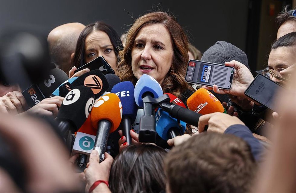 Archivo - La alcaldesa de Valencia, María José Catalá, atiende a medios en imagen de archivo