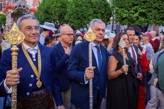 El alcalde de Sevilla, José Luis Sanz, junto a la consejera de Salud, Catalina García, a la salida de la hermandad del Rocío Sevilla-El Salvador.