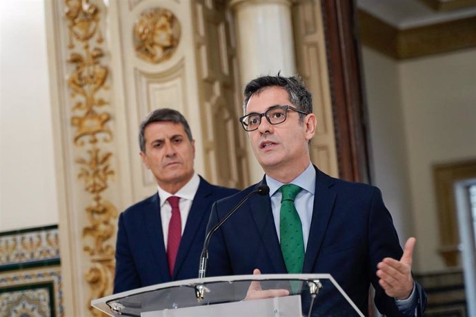 El ministro de la Presidencia, Félix Bolaños, atiende a los medios en presencia del delegado del Gobierno en Andalucía, Pedro Fernández