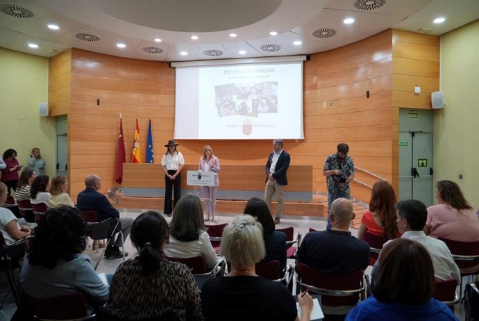 La consejera de Política Social, Familias e Igualdad, Conchita Ruiz, junto con la cineasta, Mabel Lozano, y el experto en Psicología infanto - juvenil, Carlos Benedicto, durante la presentación de la Escuela de Familias