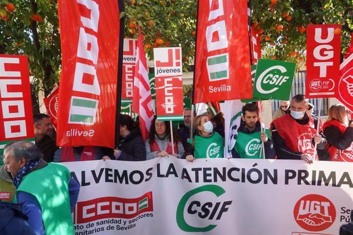 Archivo - Imagen de archivo de una movilización sindical por la Atención Primaria.