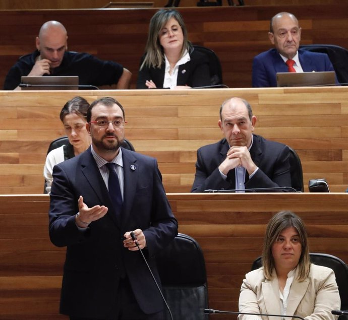 El presidente del Gobierno del Principado de Asturias, Adrián Barbón, durante su intervención en el pleno de la Junta General