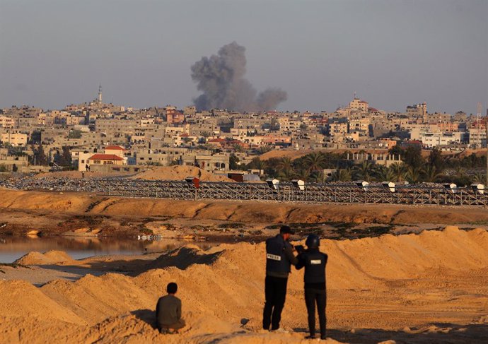 GAZA, May 14, 2024  -- Smoke rises following Israeli strikes in the southern Gaza Strip city of Rafah, on May 14, 2024. Israeli tanks on Tuesday marched towards the center of Rafah, the southernmost city in the Gaza Strip, as tens of thousands of resident