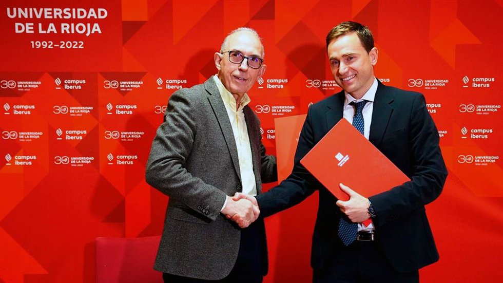 El rector de la Universidad de La Rioja, Juan Carlos Ayala Calvo, y el consejero de Política Local, Infraestructuras y Lucha contra la Despoblación, Daniel Osés, han renovado del convenio de colaboración de Erasmus rURal