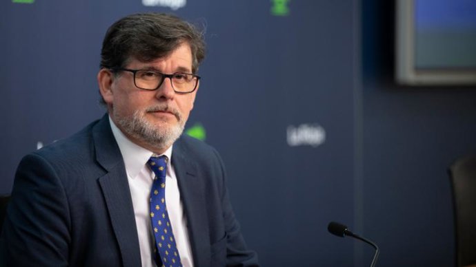 El director general de Empresa, Energías e Internacionalización, Amadeo Lázaro, informa sobre las líneas de ayuda a la artesanía publicadas en el BOR