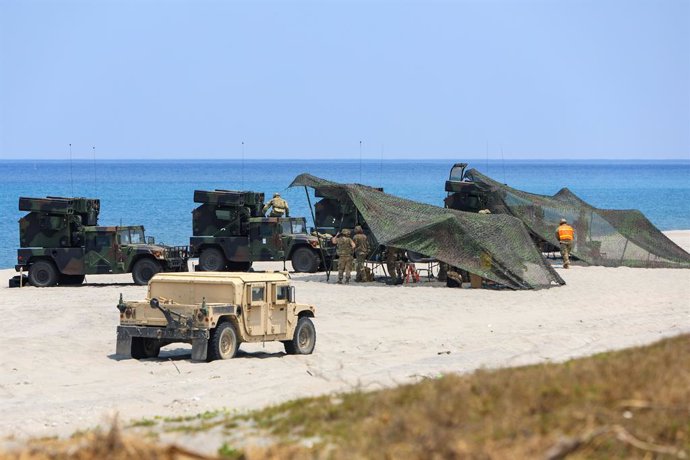 Archivo - 25 April 2023, Philippines, San Miguel: United States Avenger missile systems are deployed to a beach during a live fire weapon demonstration as part of the US-Philippines Balikatan Exercises. The drills involving American and Filipino soldiers 