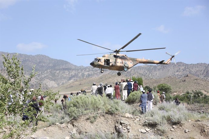 Archivo - PAKTIKA, June 24, 2022  -- A helicopter carrying relief supplies arrives in Paktika province, Afghanistan, June 23, 2022.   At least five people were killed and 11 others wounded in an aftershock hitting eastern Afghanistan on Friday as humanita