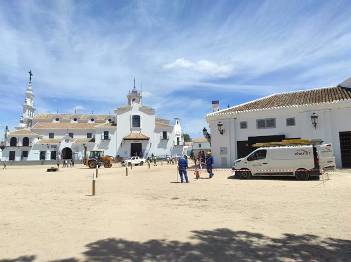 Trabajos de Endesa en El Rocío para el plan de contingencia que desarrollará durante la romería.