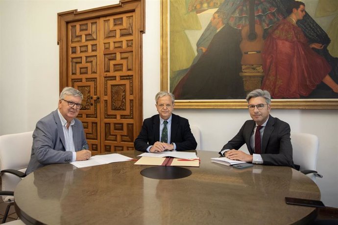 El presidente de la Diputación, Salvador Fuentes (centro), junto a Miguel Cobos (izda.) y Andrés Lorite.