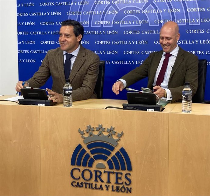 Raúl De la Hoz (i) y Carlos Menéndez, en rueda de prensa.