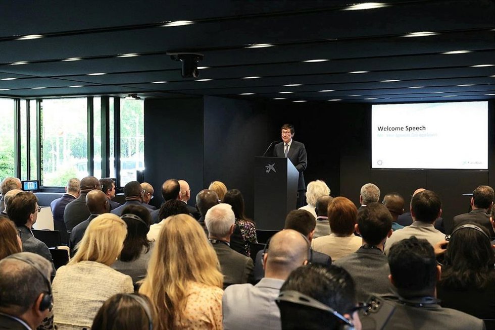 El presidente de CaixaBank, José Ignacio Goirigolzarri, durante la conferencia inaugural de las jornadas organizadas junto al WSBI