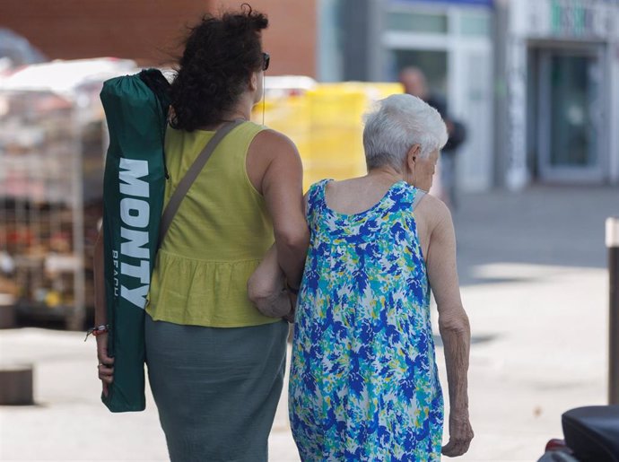 Archivo - Una mujer pasea acompañada, a 24 de julio de 2023, en Madrid (España). 