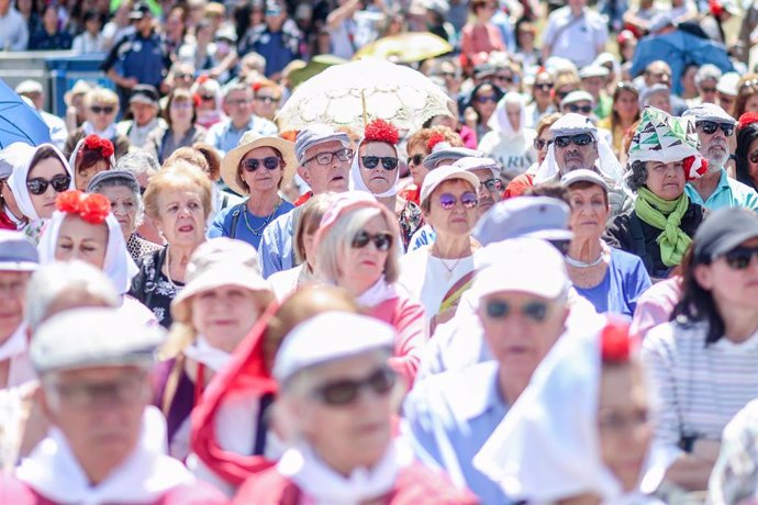 Archivo - Fieles asisten a una misa de campaña por la festividad de San Isidro, en la Pradera