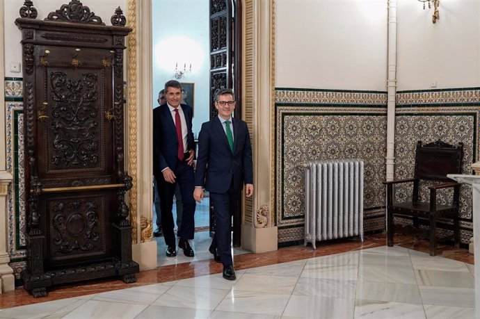 El ministro de la Presidencia, Justicia y Relaciones con las Cortes, Félix Bolaños, junto al delegado del Gobierno en Andalucía, Pedro Fernández, en la Subdelegación del Gobierno en Granada.