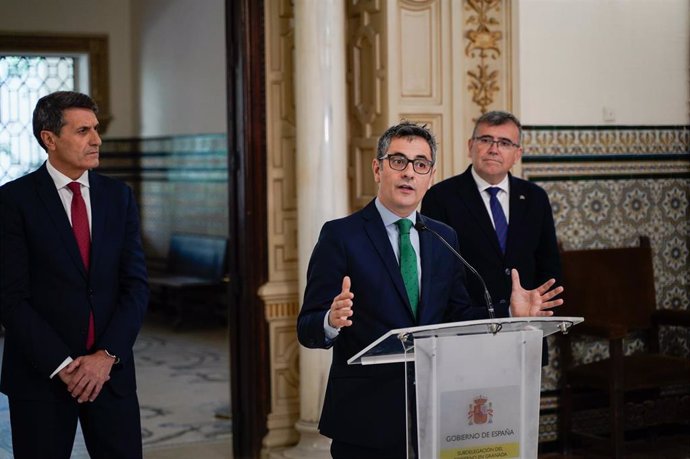 El ministro de la Presidencia, Justicia y Relaciones con las Cortes, Félix Bolaños, junto al delegado del Gobierno en Andalucía, Pedro Fernández, y el subdelegado del Gobierno en Granada, José Antonio Montilla.