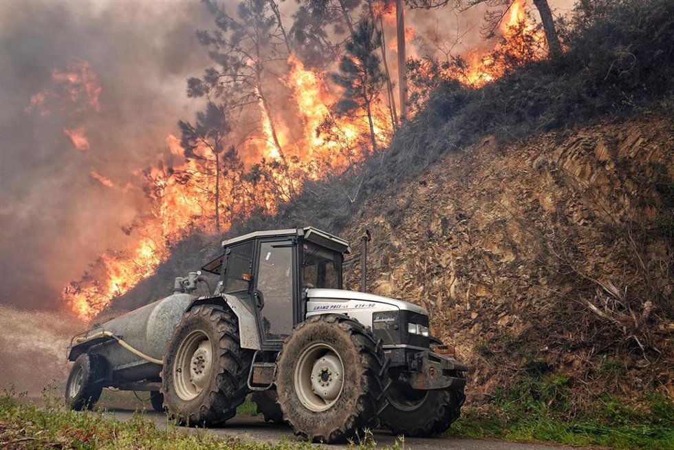 Archivo - Un tractor en el incendio de los concejos de Valdes y Tineo, a 30 de marzo de 2023, en Asturias (España). La consejera de Presidencia del Gobierno asturiano, Rita Camblor, se ha referido este jueves a los numerosos incendios forestales que est