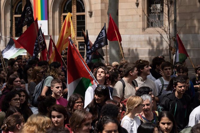 Estudiantes cortan la Gran Via de Barcelona en una mainfestación contra el "genocidio" en Palestina