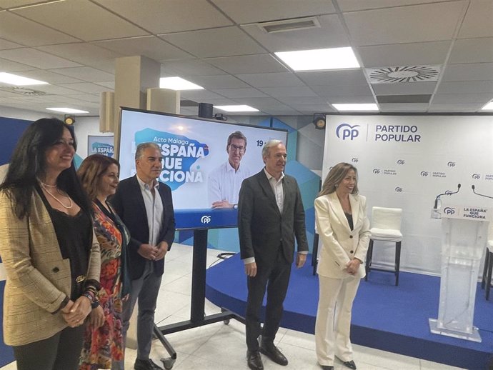 El presidente del PP Aragón, Jorge Azcón, con Elías Bendodo y las alcaldesas de Zaragoza, Natalia Chueca; Huesca, Lorena Orduna; y Teruel, Emma Buj.