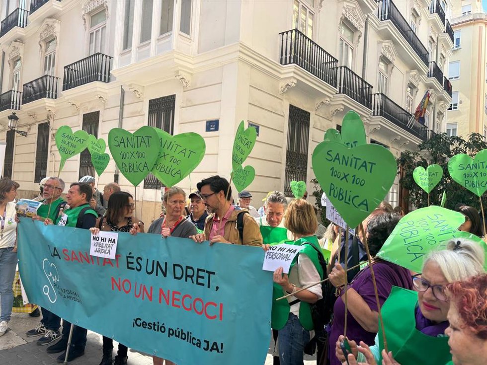 La Plataforma por la reversión del Vinalopó se concentra frente a Les Corts.