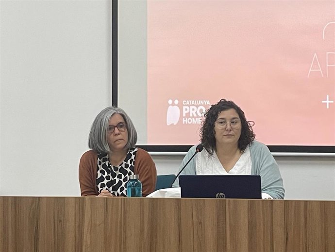 Presentación del balance de 2023 de Projecte Home, con la coordinadora de los Programas de prevención Cristina Delgado y la directora Neus Canals