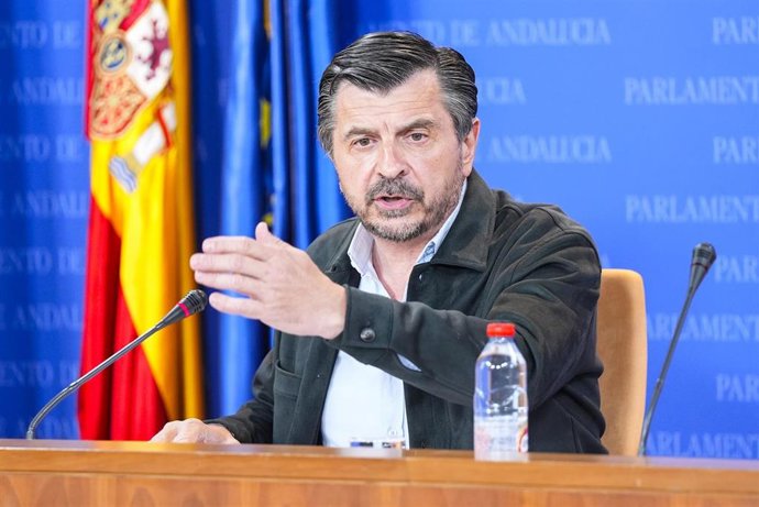 El portavoz del Grupo Parlamentario Popular, Toni Martín, durante la ronda de ruedas de prensa de portavoces de los grupos parlamentarios en el Parlamento de Andalucía, a 8 de mayo de 2024 en Sevilla (Andalucía, España). Los portavoces de los grupos parla