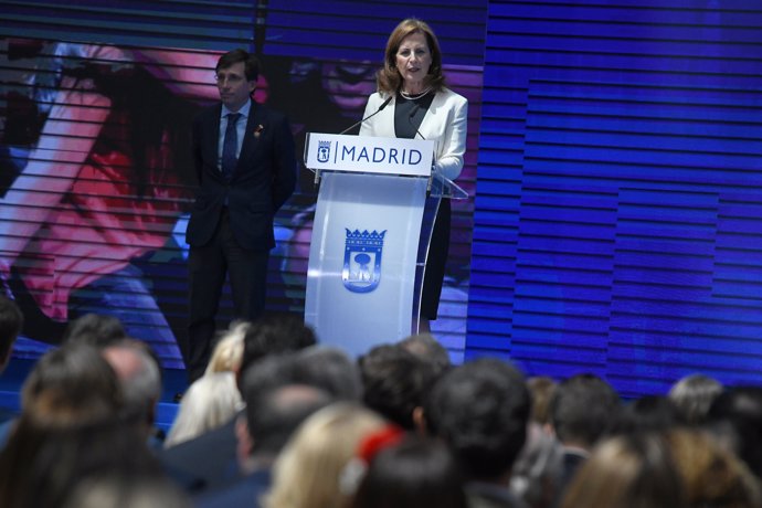 La presidenta de la Comunidad judía en Madrid, Estrella Bengio, interviene tras recibir una Medalla de Honor, durante el acto de entrega de las distinciones honoríficas con motivo de la festividad de San Isidro, en la Galería de Cristal del Palacio de 