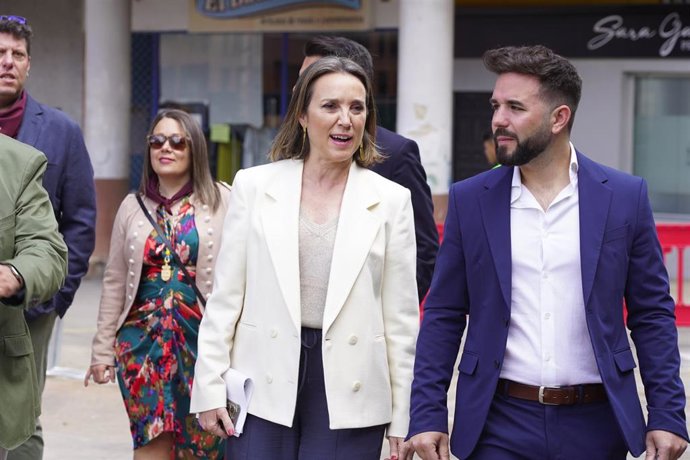 La secretaria general del PP, Cuca Gamarra (c), y el alcalde de Villamediana de Iregia, Rubén Gutiérrez (d), asisten a las celebraciones por San Isidro