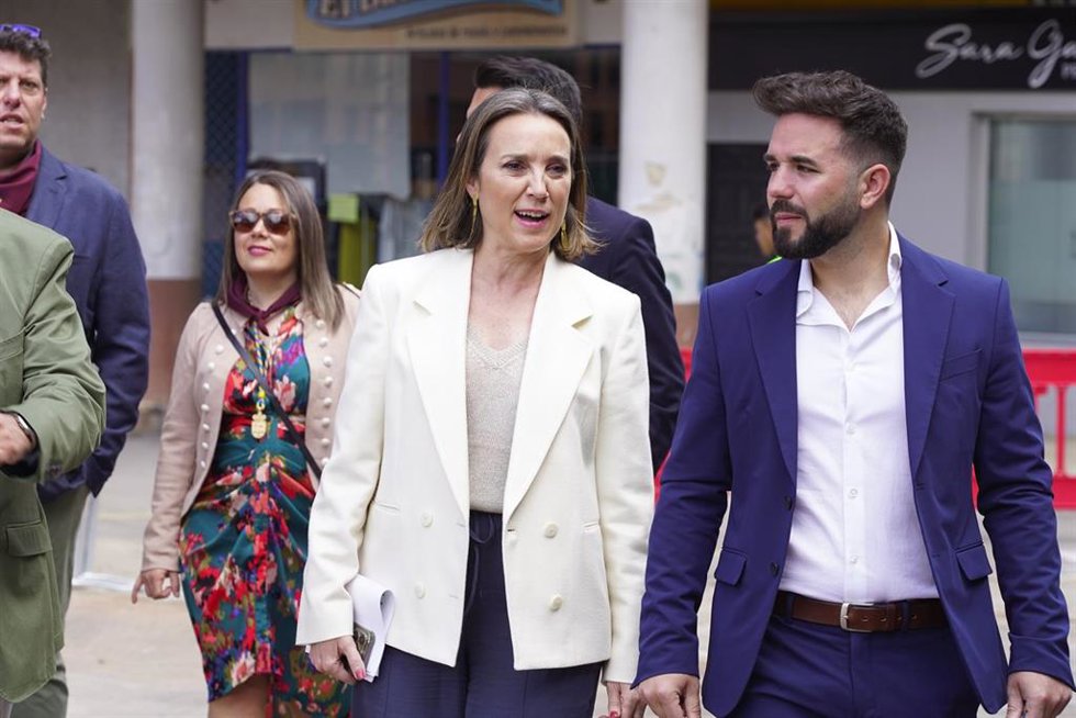 La secretaria general del PP, Cuca Gamarra (c), y el alcalde de Villamediana de Iregia, Rubén Gutiérrez (d), asisten a las celebraciones por San Isidro