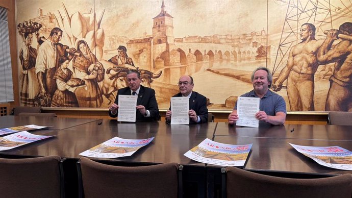 El presidente de la Diputación de Zamora, Javier Faúndez (i); el presidente de la Cámara de Comercio de Zamora, Enrique Oliveira; y el alcalde de Zamora, Francisco Guarido,