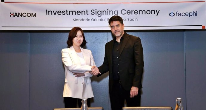 Archivo - Hancom's CEO Yeon-soo Kim (L) & FacePhi's CEO Javier Mira (R) at the Invest Signing Ceremony in Barcelona, Spain