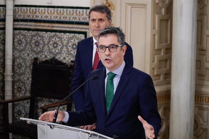 El ministro de la Presidencia, Justicia y Relaciones con las Cortes, Félix Bolaños, junto al delegado del Gobierno en Andalucía, Pedro Fernández.