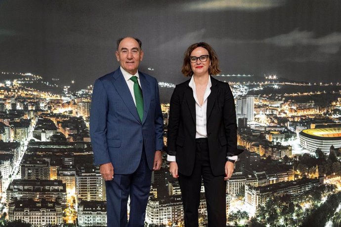 Encuentro del presidente de Iberdrola, Ignacio Galán, con la diputada general de Bizkaia, Elixabete Etxanobe.