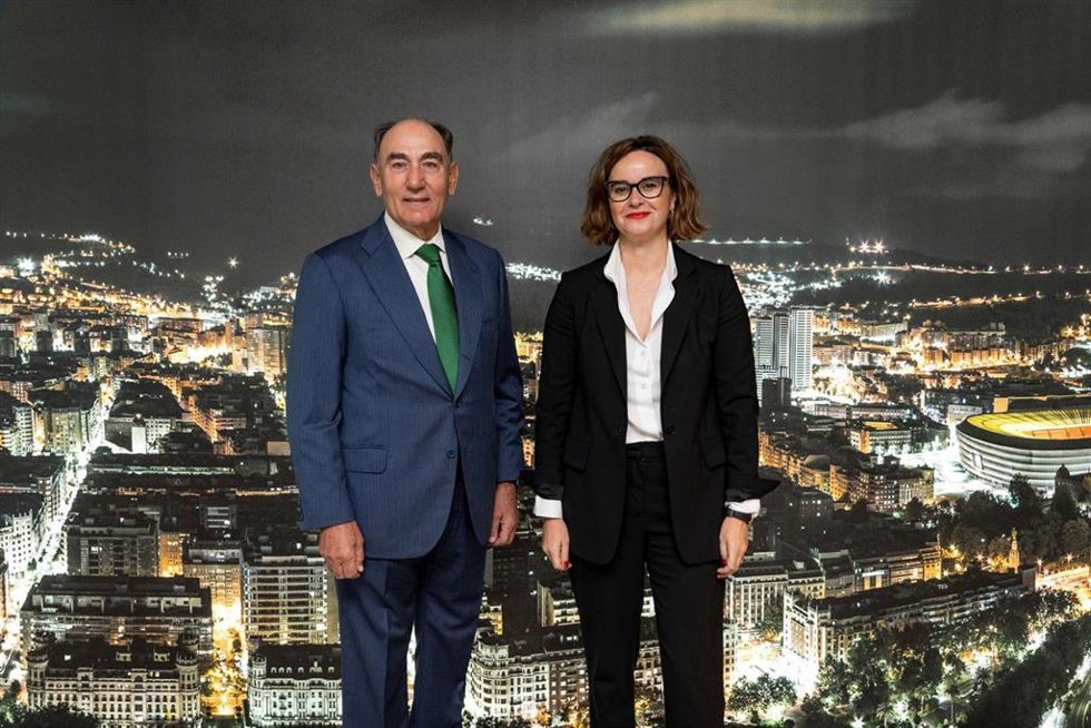 Encuentro del presidente de Iberdrola, Ignacio Galán, con la diputada general de Bizkaia, Elixabete Etxanobe.