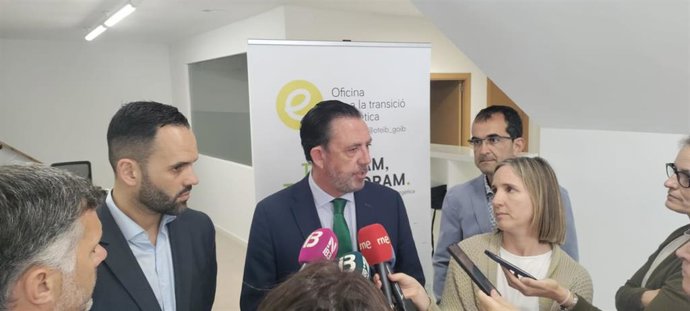 El conseller Sáenz de San Pedro, en la visita a la Oficina para la Transición Energética (OTE) de Inca.