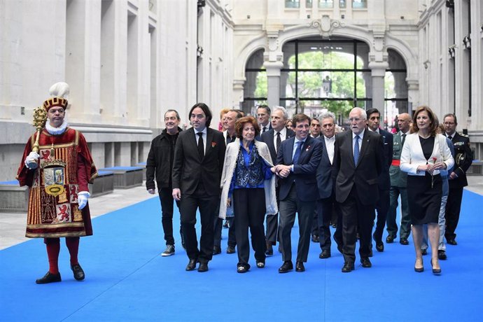 El alcalde de Madrid, José Luis Martínez-Almeida; el nombrado hijo predilecto de Madrid, Luis Mateo Díez y la presidenta de la Comunidad judía en Madrid, Estrella Bengio, llegan al acto de entrega de las distinciones honoríficas