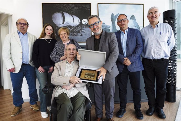 El presidente del Port de Tarragona, Saül Garreta, entrega una placa al expresidente del enclave Antoni Pujol.